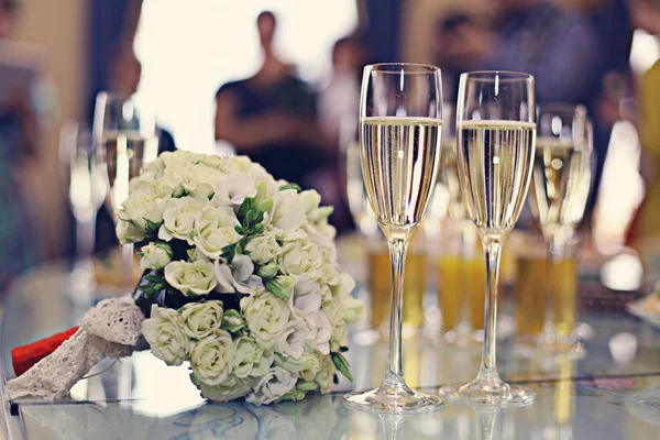 Champagne and wedding bouquet — Stock Photo, Image