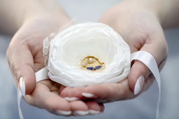 Cincin pernikahan di telapak tangan pengantin wanita — Stok Foto
