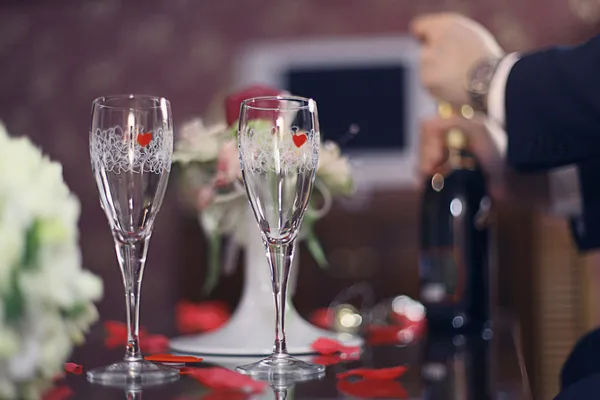 香槟和婚礼花束 — 图库照片