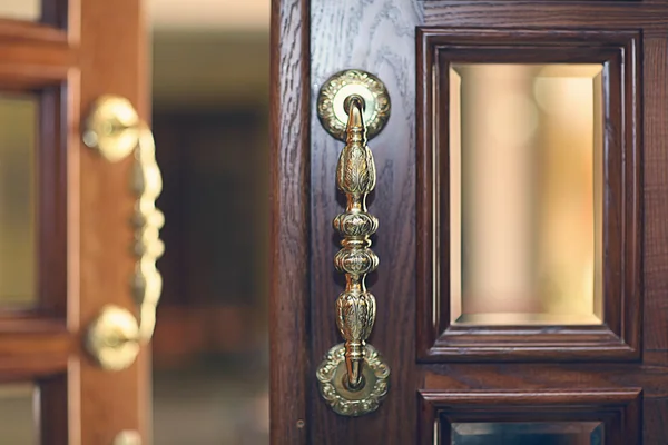Красиві старі дерев'яні двері — стокове фото