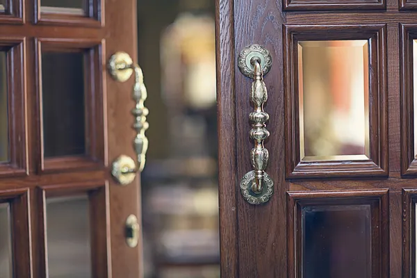 Bella vecchia porta di legno — Foto Stock