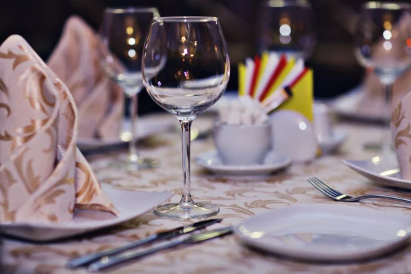 Sirve platos, tazas y servilletas — Foto de Stock