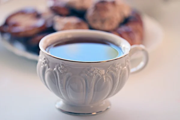 Biała filiżanka herbaty z plików cookie — Zdjęcie stockowe
