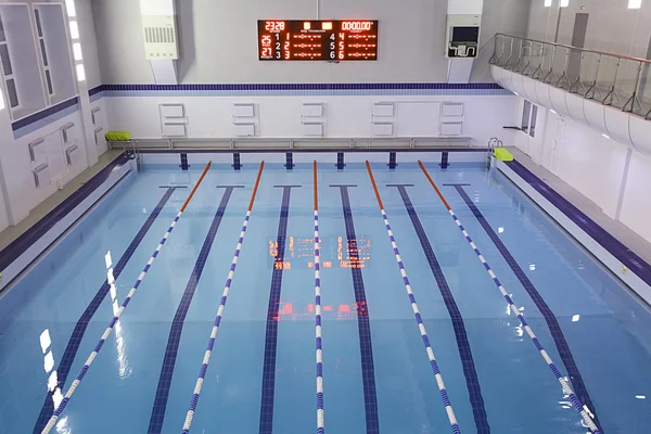 Una vista en perspectiva de una cancha de baloncesto — Fotos de Stock