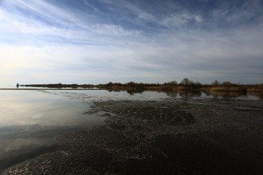 Nehirde gün batımı
