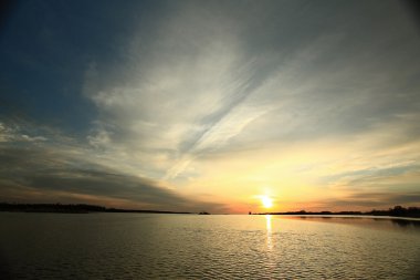 Nehirde gün batımı