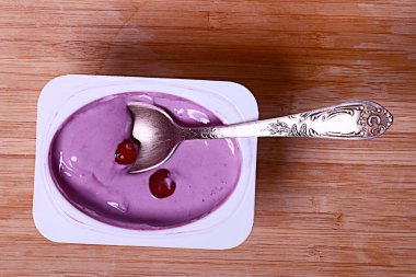 Böğürtlenli yoğurt kaşık ile