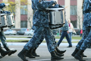 buty żołnierzy maszerujących