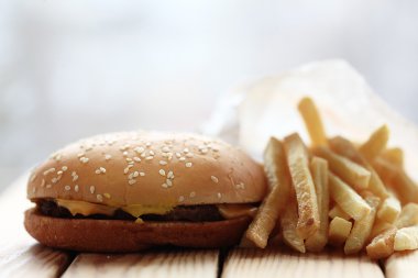 çizburger ve patates kızartması
