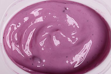 Böğürtlenli yoğurt