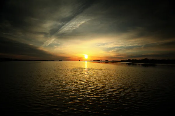 Zonsondergang op de rivier — Stockfoto