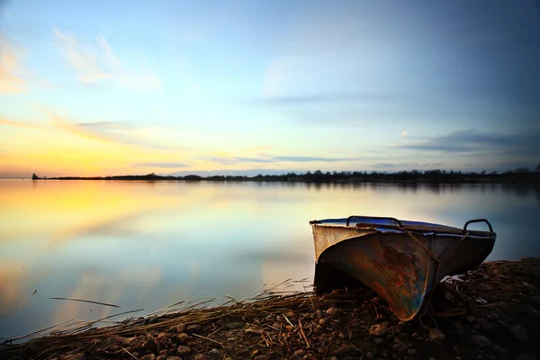 Old boat on the beach — Stock Photo, Image