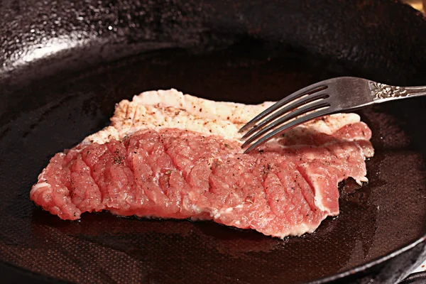 Varkensvlees in pan — Stockfoto