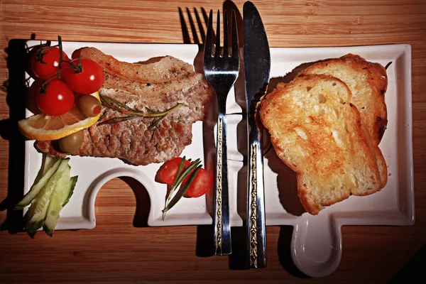 Gegrilltes Fleisch mit Toast — Stockfoto