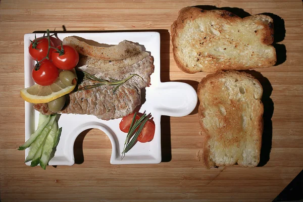 Grillat kött med toast — Stockfoto