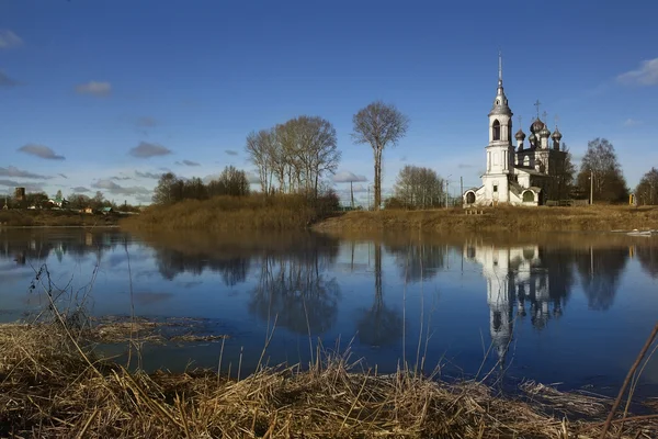 Spring flood church on the bank — Stock Photo, Image