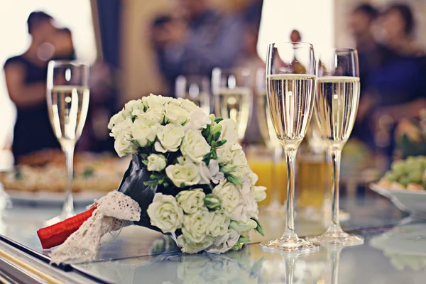 Champagne with bouquet — Stock Photo, Image