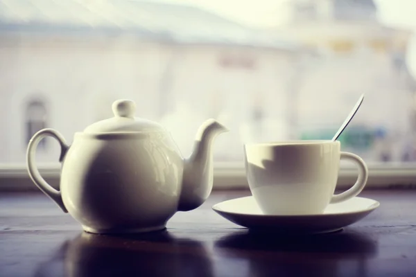 Tetera de cerámica con taza — Foto de Stock