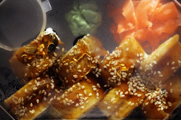 Rolos asiáticos de sushi — Fotografia de Stock