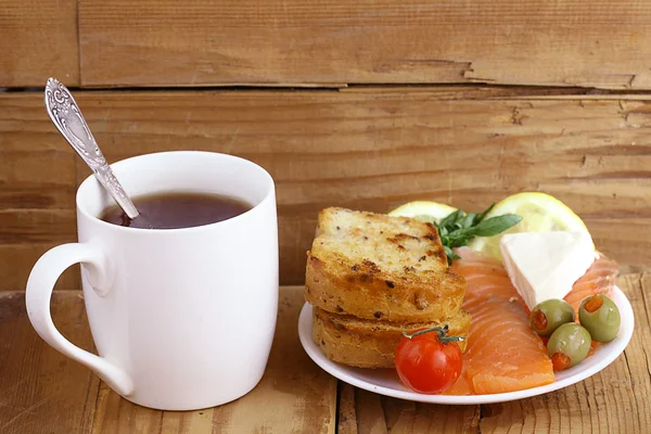 Salmon toast with tea — Stock Photo, Image