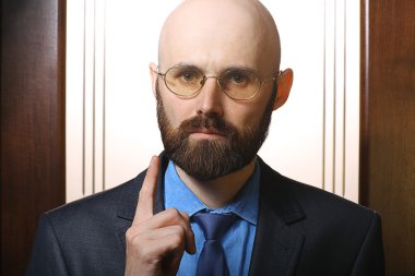 Sakallı adam işaret ediyor