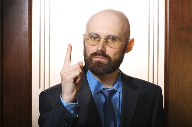 Sakallı adam işaret ediyor