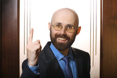 mutlu sakallı adam