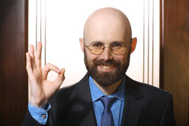 adam gösteren ok işareti