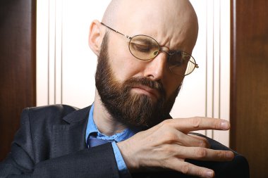 ciddi sakallı işadamı