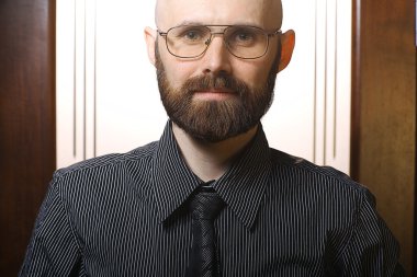 Kel sakallı adam