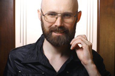 Kel sakallı adam