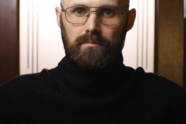 Kel sakallı adam
