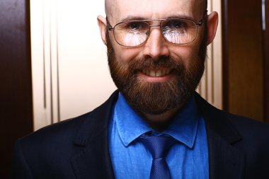 mutlu sakallı adam