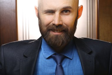 mutlu sakallı adam