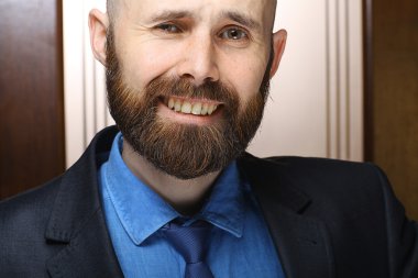 mutlu sakallı adam