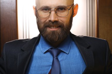 mutlu sakallı adam