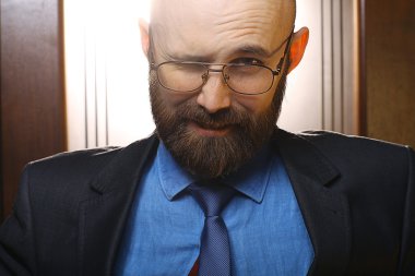 mutlu sakallı adam