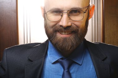 mutlu sakallı adam