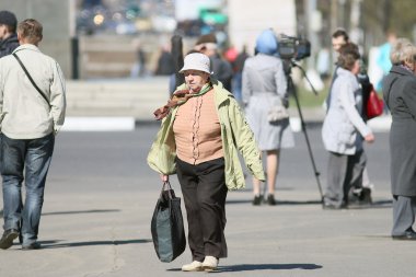 yaşlı kadını sokakta yürürken