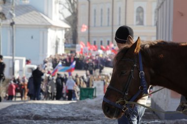 Vologda, Rusya Federasyonu - 10 Mart: oğlum atla gösteri insanlar desteklemek üzere Ukrayna ve Kırım vologda kremlin meydanında tarih 10 Mart 2014 yılında vologda, Rusya yakın