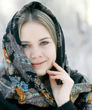 sarışın kadın ile geleneksel şal