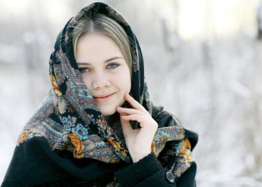 sarışın kadın ile geleneksel şal