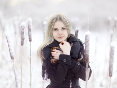 sarışın kadın ile geleneksel şal