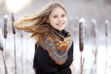 sarışın kadın ile geleneksel şal