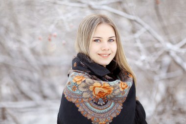 sarışın kadın ile geleneksel şal