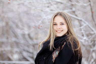 sarışın kadın ile geleneksel şal