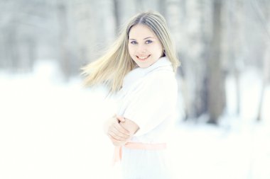 Kışın ormandaki kız