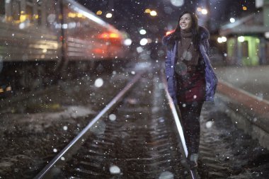 tren istasyonunda kız