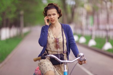Bisiklet telefonda bir kadınla