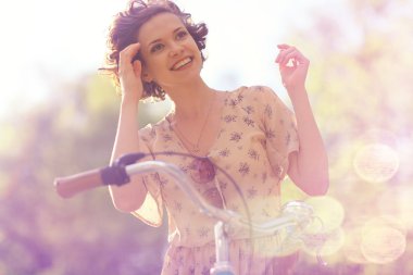 Bisiklet ile mutlu kız